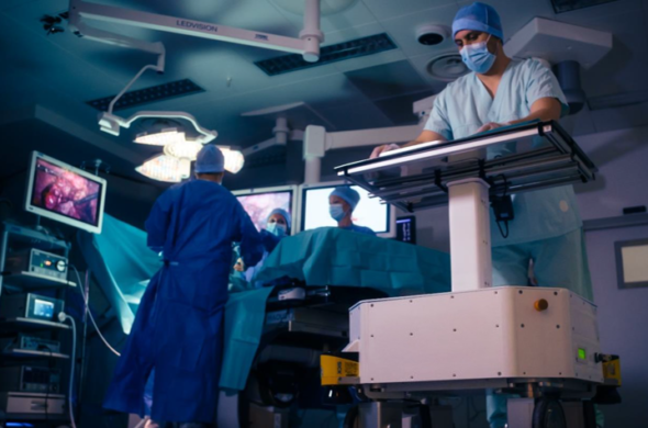 Imitation MAchine for Robotic Assistance : Une plateforme robotique pour le bloc opératoire, au service des équipes infirmières